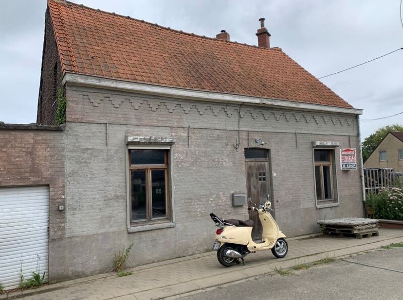 Voor wie houdt van het landelijk zicht achteraan alover de groene velden van Rollegem vindt hier zijn droom woning, omvattende o.a. op het GELIJKVLOER